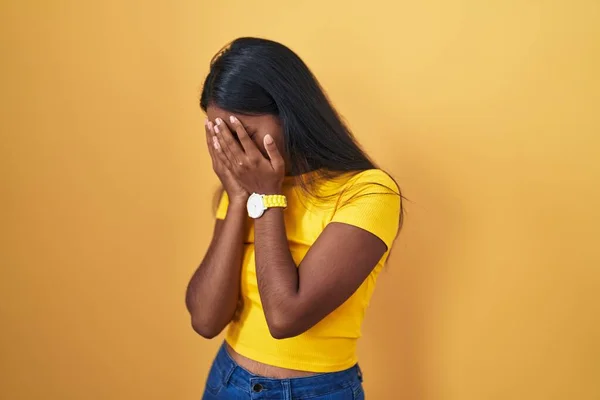 Mulher Indiana Jovem Sobre Fundo Amarelo Com Expressão Triste Cobrindo — Fotografia de Stock