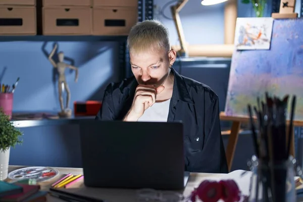 Молодий Білий Чоловік Який Використовує Ноутбук Вночі Художній Студії Почувається — стокове фото