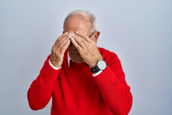 Zole Edilmiş Arka Planda Duran Gri Saçlı Yaşlı Adam Yorgunluk — Stok fotoğraf