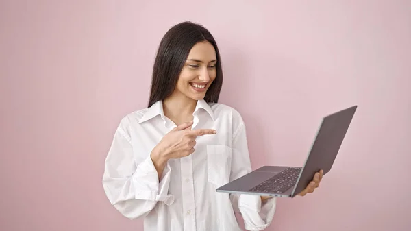 Νεαρή Όμορφη Ισπανόφωνη Γυναίκα Χαμογελά Σίγουρος Δείχνοντας Laptop Πάνω Από — Φωτογραφία Αρχείου
