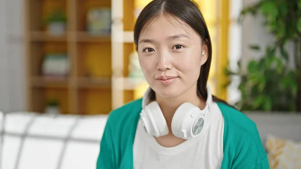 Ung Kinesisk Kvinna Sitter Soffan Bär Hörlurar Hemma — Stockfoto