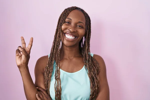 Afrikansk Amerikansk Kvinna Står Över Rosa Bakgrund Leende Med Glada — Stockfoto