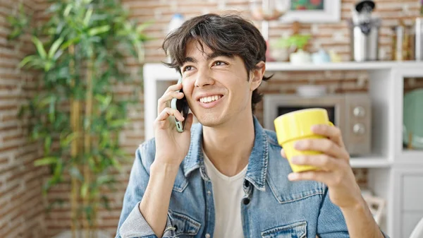 Joven Hispano Hablando Smartphone Tomando Café Comedor — Foto de Stock