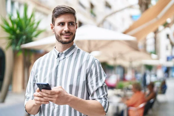 Mladý Kavkazský Muž Usměvavý Sebevědomě Pomocí Smartphonu Terase Kavárny — Stock fotografie