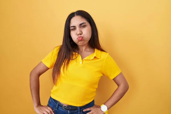 Jonge Arabische Vrouw Die Gele Achtergrond Puffende Wangen Met Grappig — Stockfoto