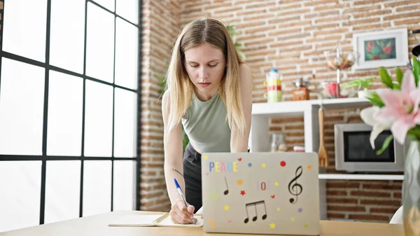 Giovane Donna Bionda Che Utilizza Laptop Scrivere Notebook Studiare Sala — Foto Stock