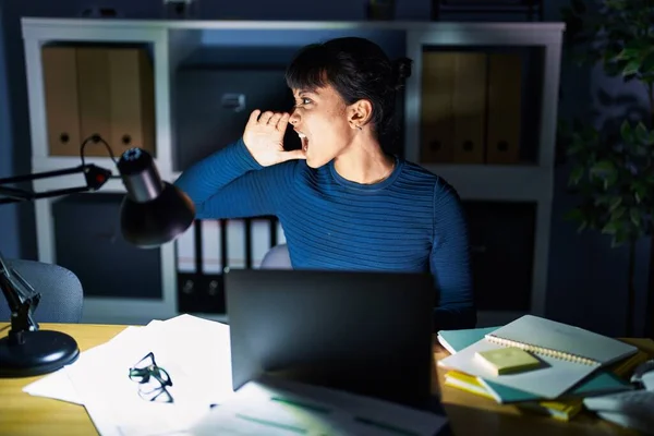 Joven Hermosa Mujer Que Trabaja Oficina Por Noche Gritando Gritando — Foto de Stock