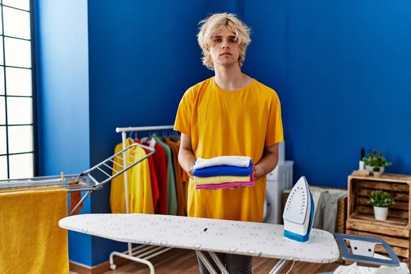 Jeune Homme Repassage Vêtements Maison Détendue Avec Une Expression Sérieuse — Photo