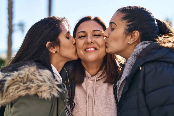 Tres Mujeres Madre Hijas Pie Juntas Besándose Calle —  Fotos de Stock