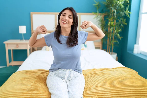 Middelbare Leeftijd Spaanse Vrouw Wakker Stretching Armen Slaapkamer — Stockfoto