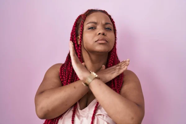 Afroamerykanka Plecionymi Włosami Stojąca Nad Różowym Tłem Odrzucenie Wyrażenie Skrzyżowanie — Zdjęcie stockowe