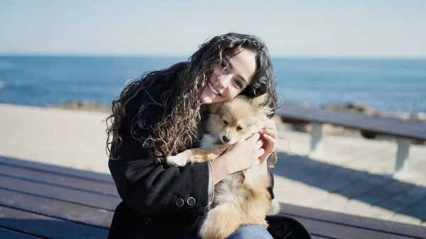 Junge Hispanische Frau Mit Hund Lächelt Selbstbewusst Auf Bank Meer — Stockfoto