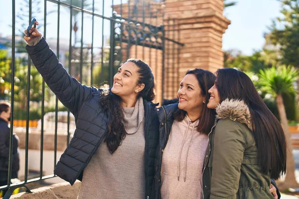 Três Mulheres Mãe Filhas Fazem Selfie Pelo Smartphone Rua — Fotografia de Stock