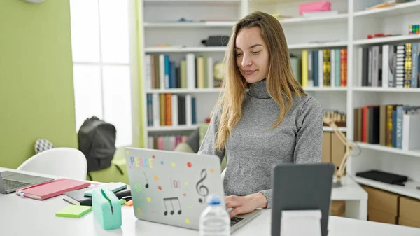Giovane Studentessa Caucasica Che Usa Laptop Touchpad Studiare All Università — Foto Stock