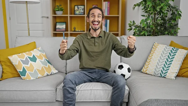 Junger Hispanischer Mann Unterstützt Fußballmannschaft Sitzt Hause Auf Sofa — Stockfoto