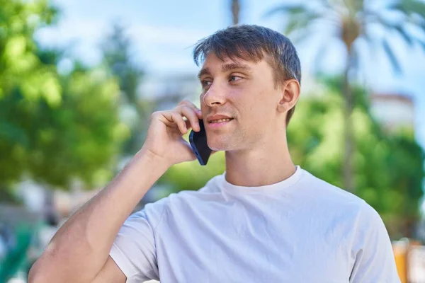 Молодой Кавказский Мужчина Уверенно Улыбающийся Разговаривая Смартфону Парке — стоковое фото