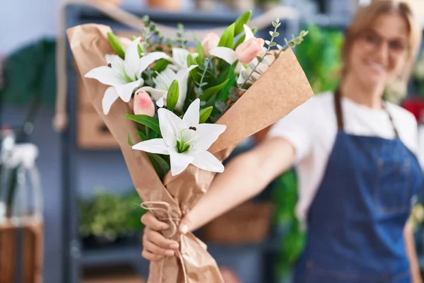 Young Blonde Girl Florist Holding Bouquet Flowers Florist — Stock Photo, Image