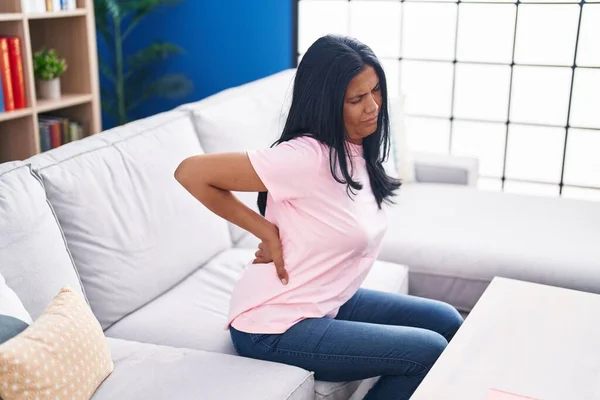 Middle Age Hispanic Woman Suffering Backache Sitting Sofa Home — Stock Photo, Image