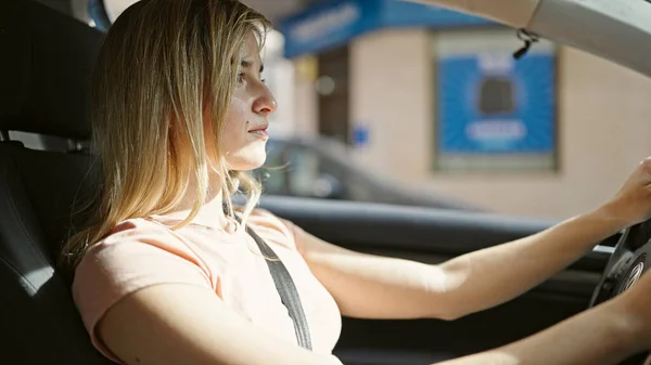 Young Blonde Woman Driving Car Street — Stock Photo, Image