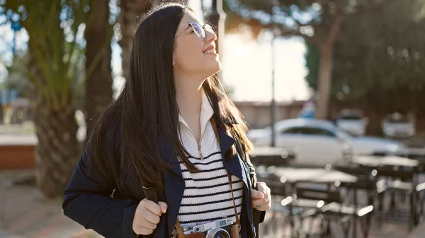 Jonge Spaanse Vrouw Toerist Draagt Rugzak Camera Glimlachend Rond Kijken — Stockfoto