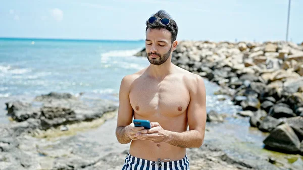 Ung Latinamerikansk Man Turist Bär Baddräkt Med Hjälp Smartphone Stranden — Stockfoto