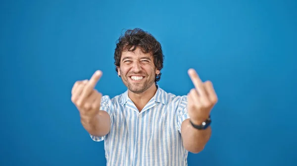 Νεαρός Ισπανός Χαμογελάει Αυτοπεποίθηση Κάνοντας Χειρονομία Μεσαίου Δαχτύλου Πάνω Από — Φωτογραφία Αρχείου