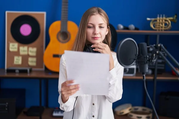 Genç Beyaz Kadın Sanatçı Müzik Stüdyosunda Şüpheli Bir Ifadeyle Şarkı — Stok fotoğraf