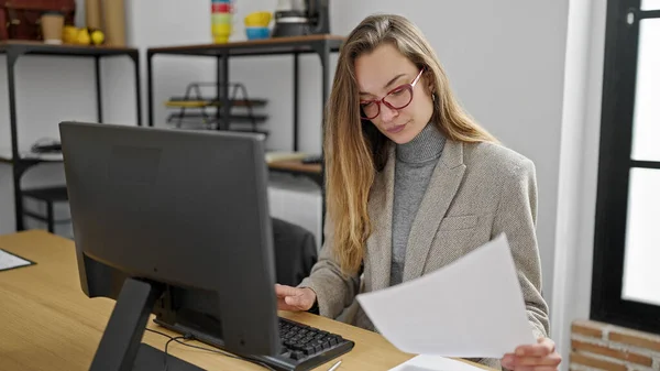 Ofisteki Bilgisayar Okuma Belgesini Kullanan Beyaz Kadın Bir Adamı — Stok fotoğraf
