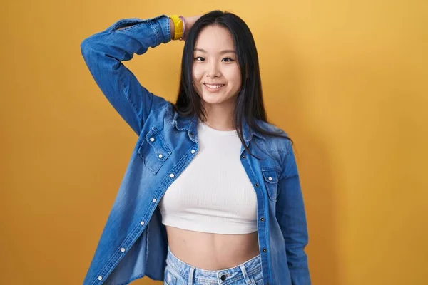 Joven Mujer Asiática Pie Sobre Fondo Amarillo Sonriendo Seguro Tocar — Foto de Stock