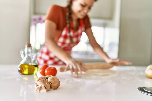 年轻美丽的惊慌失措的女人在厨房自信地揉搓面团比萨饼 — 图库照片