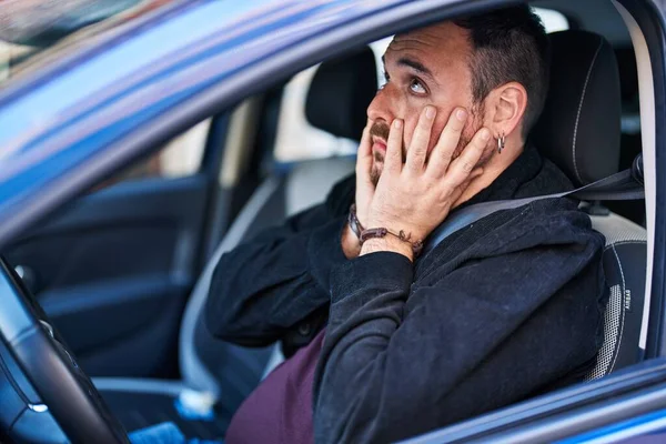 Joven Hombre Hispano Conduciendo Coche Con Expresión Desesperada Calle —  Fotos de Stock