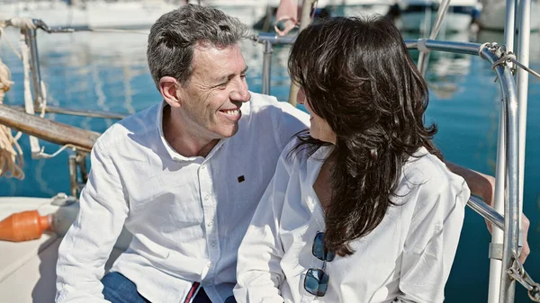 Senior Coppia Uomo Donna Sorridente Fiducioso Seduto Insieme Sulla Barca — Foto Stock