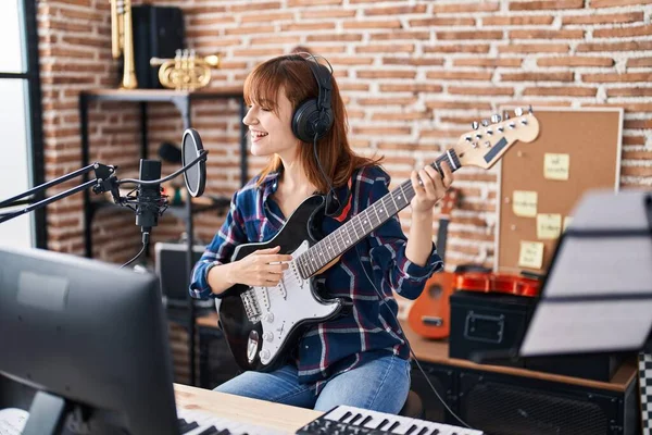 Młoda Kobieta Muzyk Śpiewa Piosenkę Gitarze Elektrycznej Studio Muzycznym — Zdjęcie stockowe
