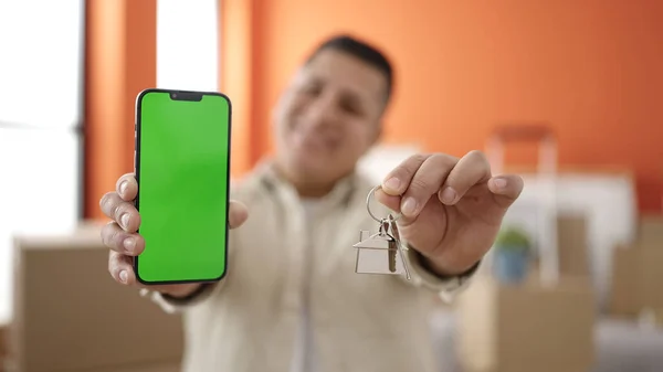 Young Hispanic Man Showing Screen Smartphone Holding Keys New Home — Stock Photo, Image