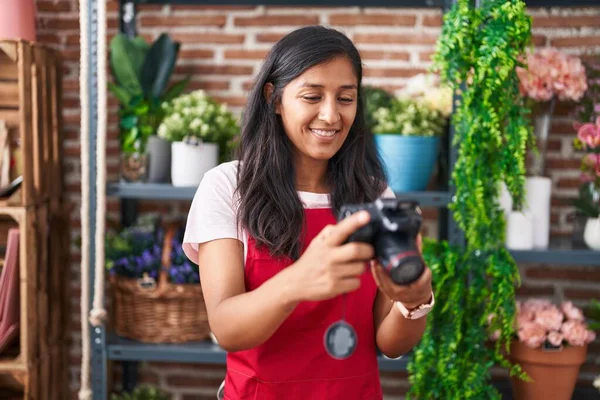 Çiçekçi Dükkanında Elinde Kamerayla Gülümseyen Güzel Bir Spanyol Kadın — Stok fotoğraf
