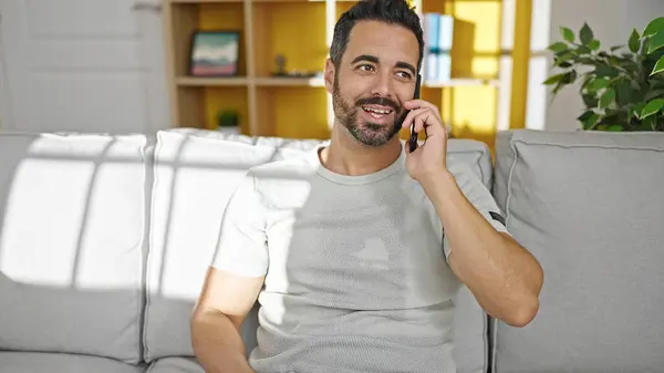 Jovem Hispânico Falando Telefone Sentado Sofá Casa — Fotografia de Stock