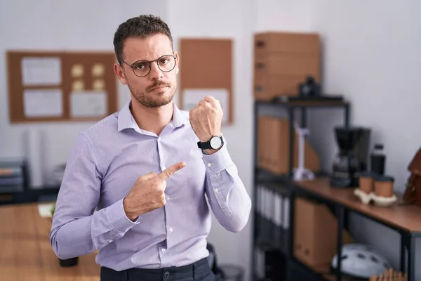 Young Hispanic Man Office Hurry Pointing Watch Time Impatience Looking — Stock Photo, Image