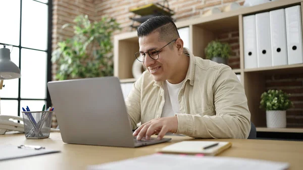 Young Hispanic Man Business Worker Using Laptop Working Office — Photo