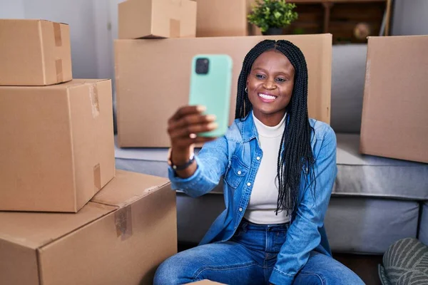 Αφροαμερικανή Γυναίκα Χαμογελώντας Αυτοπεποίθηση Κάνουν Selfie Από Smartphone Στο Νέο — Φωτογραφία Αρχείου