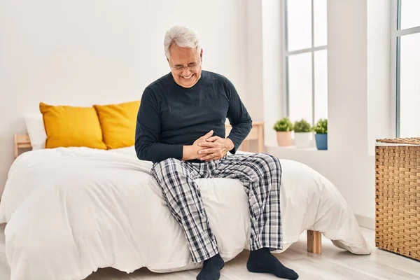 Senior Man Lijden Aan Buikpijn Zittend Bed Slaapkamer — Stockfoto