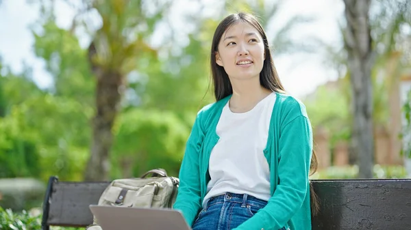 Młoda Chinka Pomocą Laptopa Siedzi Ławce Parku — Zdjęcie stockowe