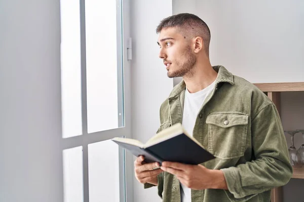 Νεαρός Ισπανός Διαβάζει Βιβλία Στο Σπίτι Του — Φωτογραφία Αρχείου