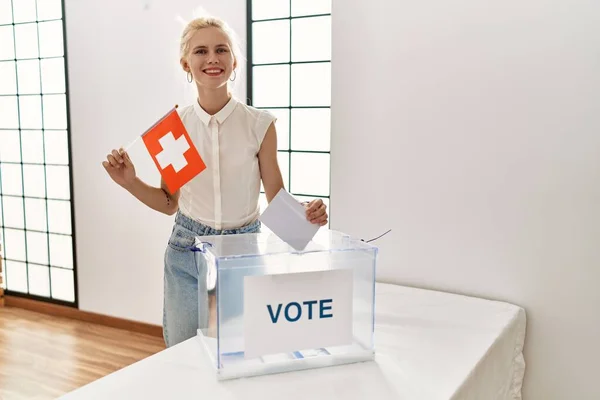 Mladá Blondýnka Drží Švýcarskou Vlajku Hlasování Volební Vysoké Škole — Stock fotografie