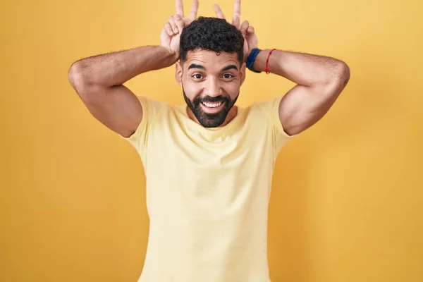 Homem Hispânico Com Barba Sobre Fundo Amarelo Posando Engraçado Louco — Fotografia de Stock