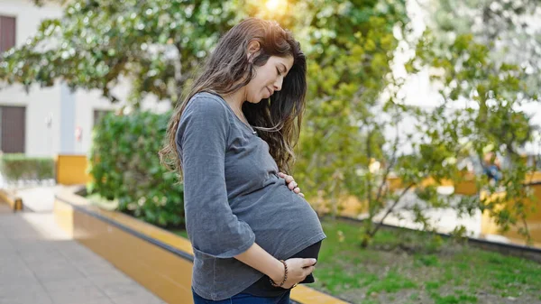 Genç Hamile Kadın Gülümsüyor Parkta Göbeğine Dokunuyor — Stok fotoğraf