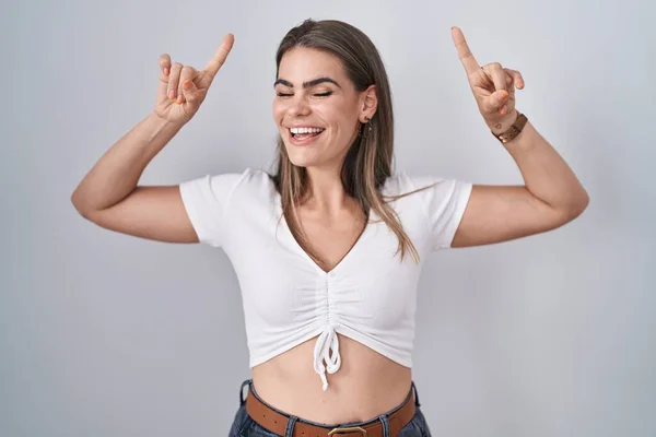 Ung Vacker Kvinna Bär Casual Vit Shirt Leende Förvånad Och — Stockfoto