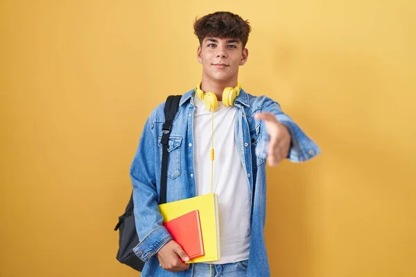 西班牙裔青少年背着学生背包 抱着书本 友好地握手致意和欢迎 成功的商业 — 图库照片