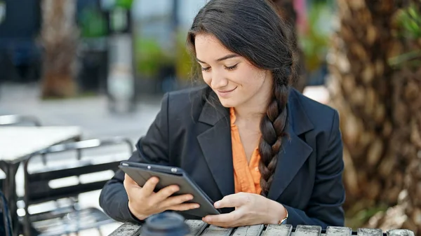 Joven Hermosa Mujer Hispana Trabajadora Negocios Usando Touchpad Sentado Mesa —  Fotos de Stock