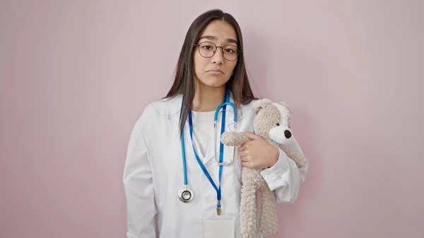 Junge Schöne Hispanische Ärztin Hält Teddybär Über Isoliertem Rosa Hintergrund — Stockfoto