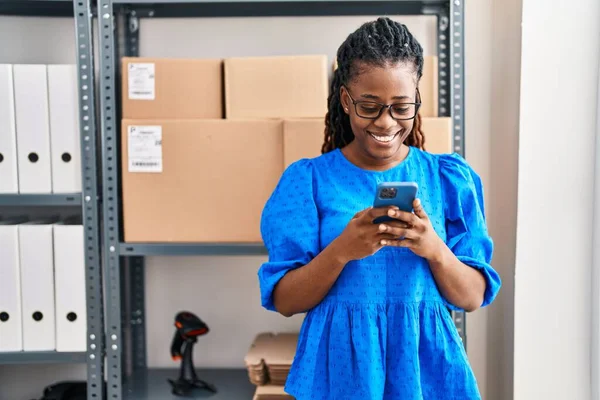 African American Γυναίκα Ηλεκτρονικού Εμπορίου Εργαζόμενος Των Επιχειρήσεων Χρησιμοποιώντας Smartphone — Φωτογραφία Αρχείου